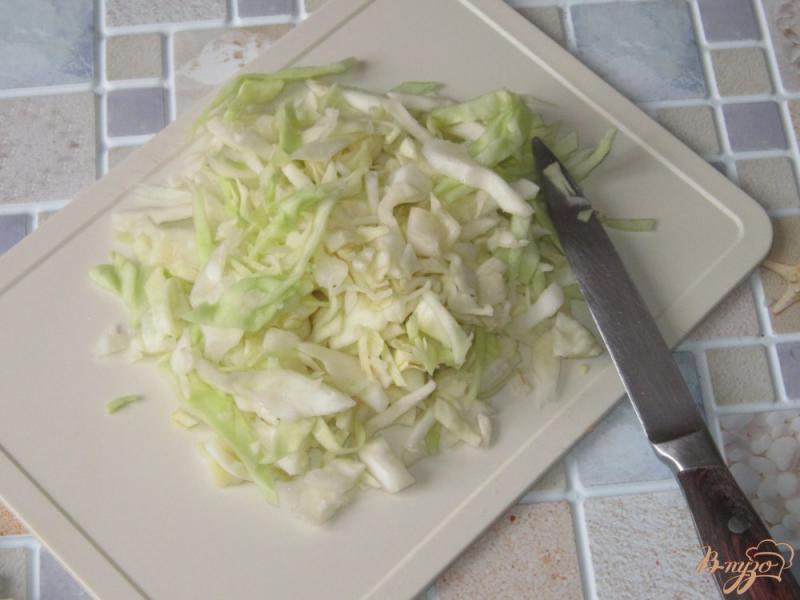 Фото приготовление рецепта: Салат из пекинской капусты, огурца и зеленого горошка шаг №4