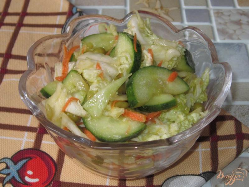 Фото приготовление рецепта: Салат из пекинской капусты, огурца и зеленого горошка шаг №8