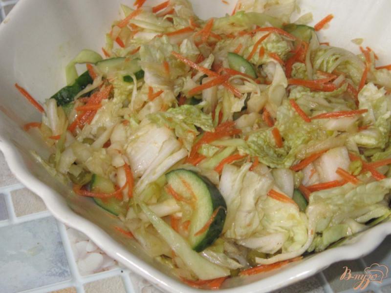 Фото приготовление рецепта: Салат из пекинской капусты, огурца и зеленого горошка шаг №7