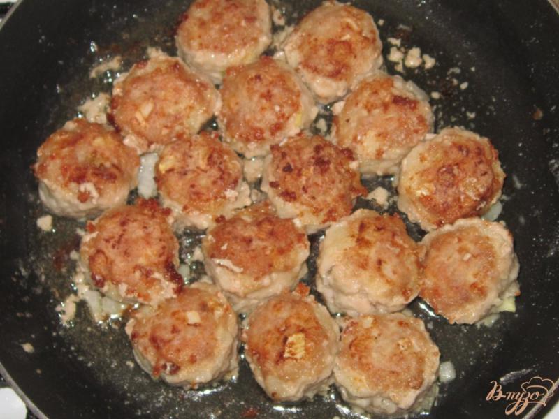 Фото приготовление рецепта: Фрикадельки в сметано-горчичном соусе шаг №6