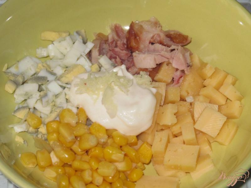 Фото приготовление рецепта: Салат с сыром, яйцом и копченым окорочком шаг №4