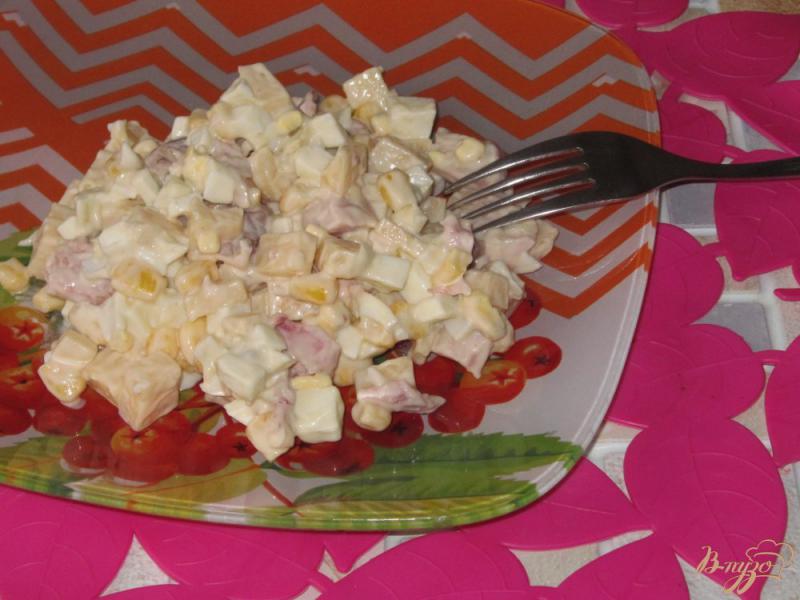 Фото приготовление рецепта: Салат с сыром, яйцом и копченым окорочком шаг №5
