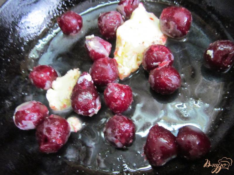 Фото приготовление рецепта: Блины с творогом под вишневым соусом шаг №3