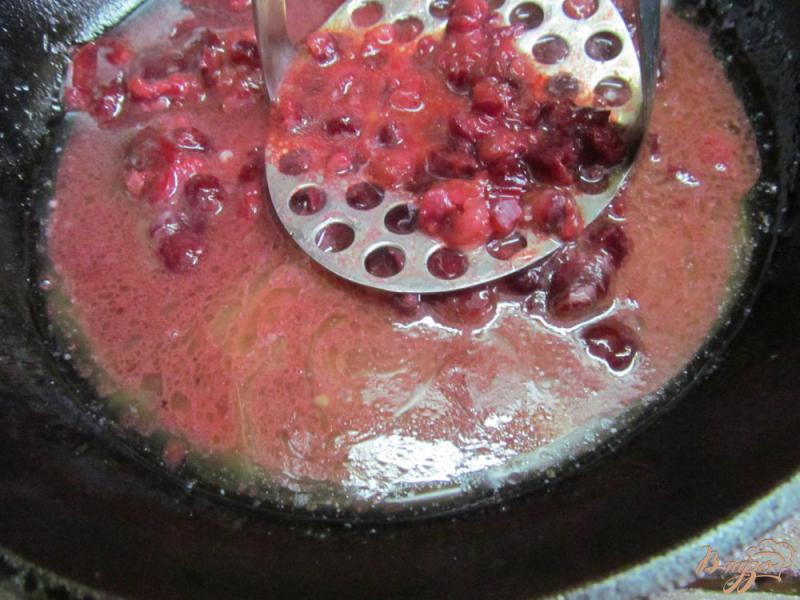 Фото приготовление рецепта: Блины с творогом под вишневым соусом шаг №4