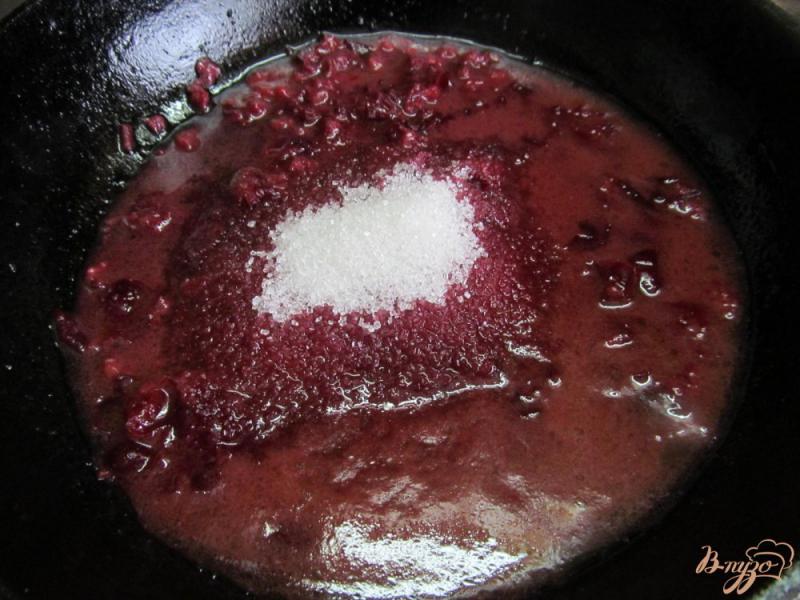 Фото приготовление рецепта: Блины с творогом под вишневым соусом шаг №5