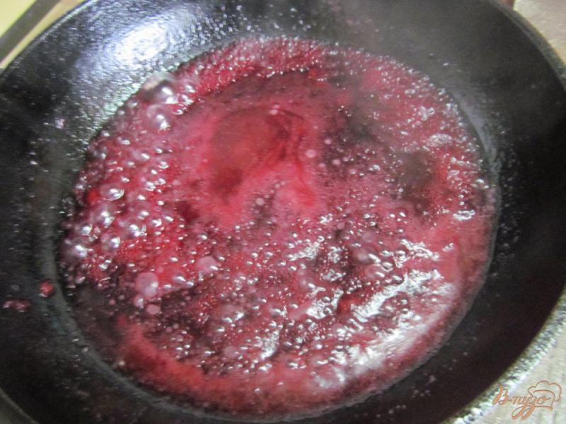 Фото приготовление рецепта: Блины с творогом под вишневым соусом шаг №7