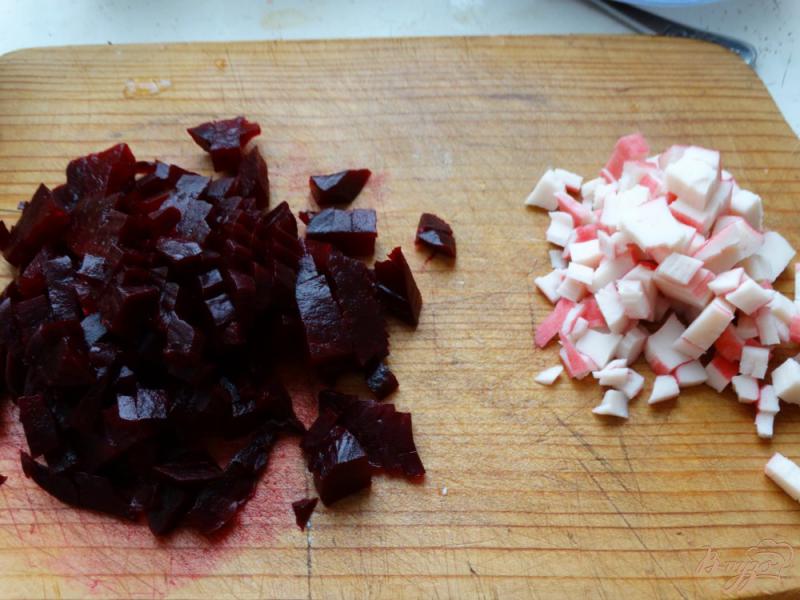Фото приготовление рецепта: Салат с фетой, свеклой и крабовыми палочками шаг №2
