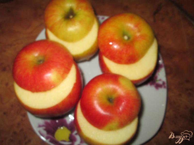 Фото приготовление рецепта: Запеченные яблока,  фаршированные творогом и изюмом шаг №2