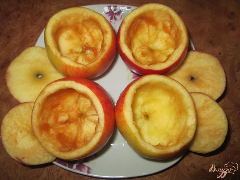 Фото приготовление рецепта: Запеченные яблока,  фаршированные творогом и изюмом шаг №3
