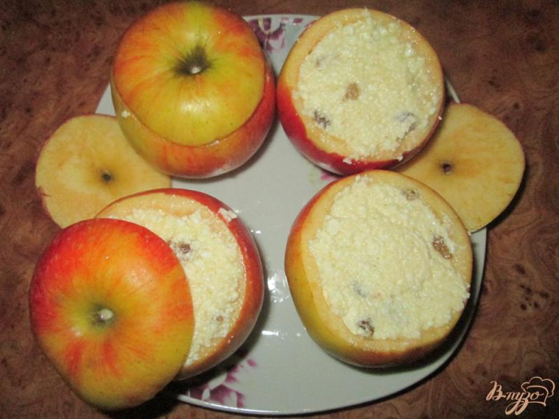 Фото приготовление рецепта: Запеченные яблока,  фаршированные творогом и изюмом шаг №6