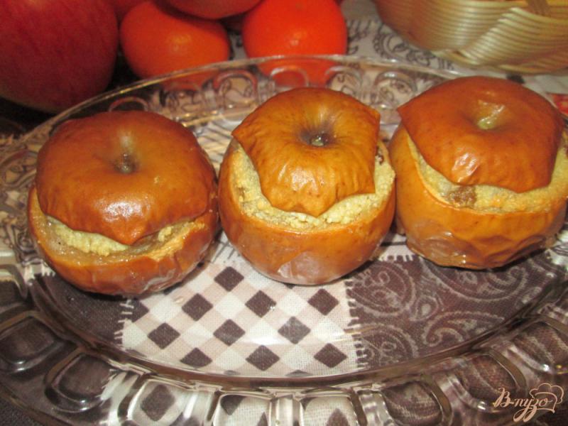 Фото приготовление рецепта: Запеченные яблока,  фаршированные творогом и изюмом шаг №7