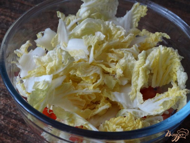 Фото приготовление рецепта: Салат с авокадо, пекинской капустой и кукурузой шаг №2