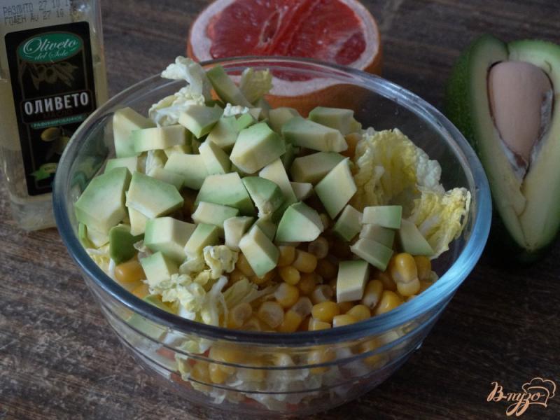 Фото приготовление рецепта: Салат с авокадо, пекинской капустой и кукурузой шаг №5