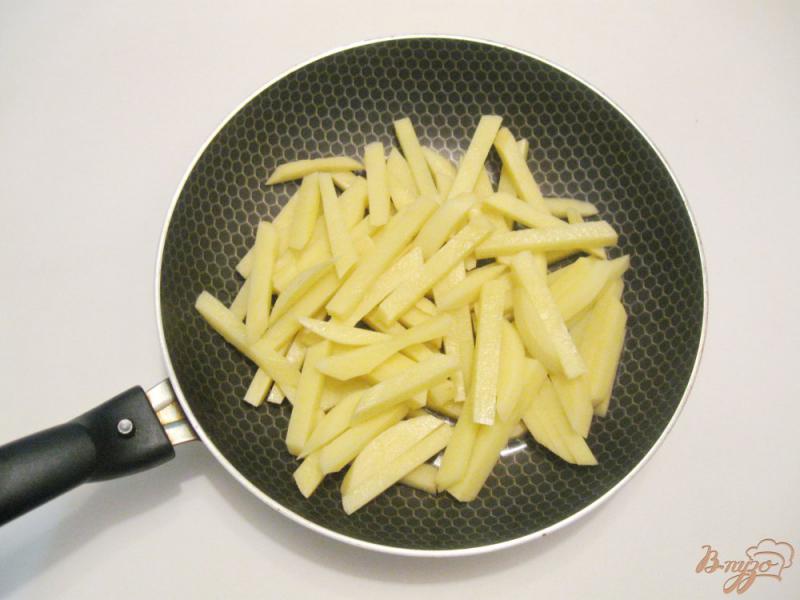Фото приготовление рецепта: Картофель жареный с луком и яйцами шаг №1
