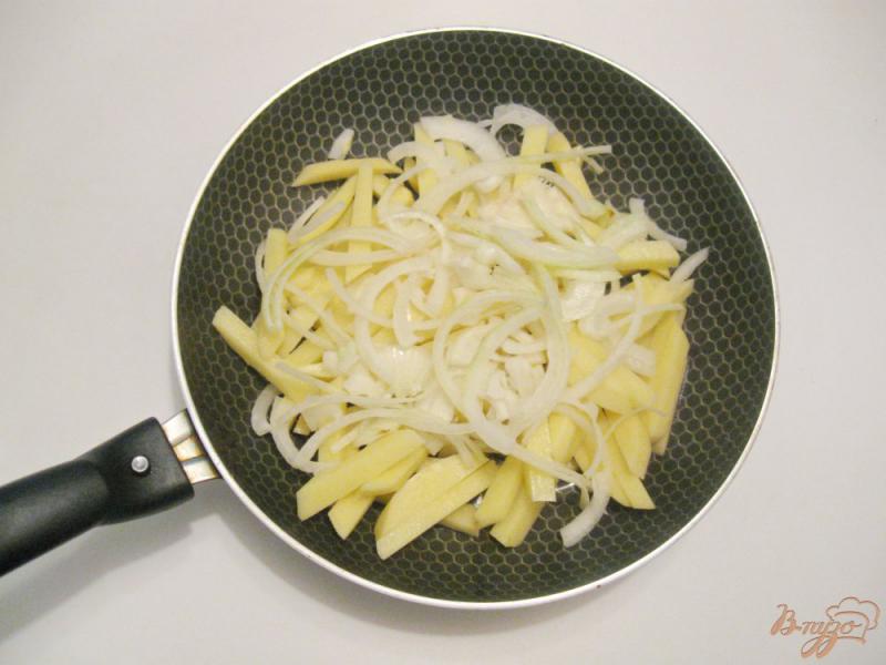 Фото приготовление рецепта: Картофель жареный с луком и яйцами шаг №2