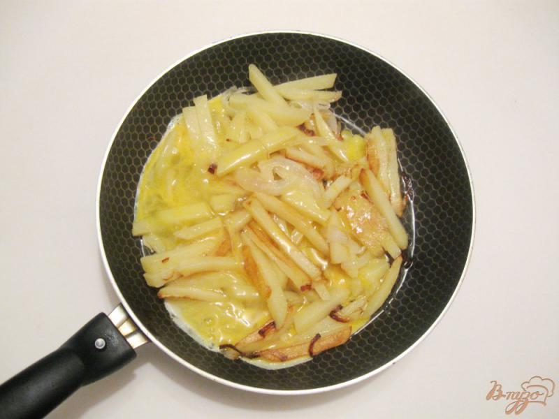 Фото приготовление рецепта: Картофель жареный с луком и яйцами шаг №5