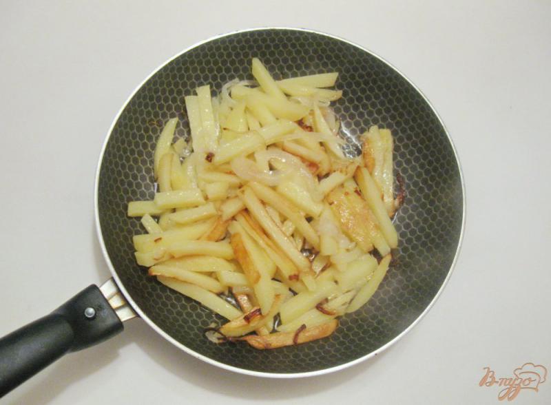 Фото приготовление рецепта: Картофель жареный с луком и яйцами шаг №4