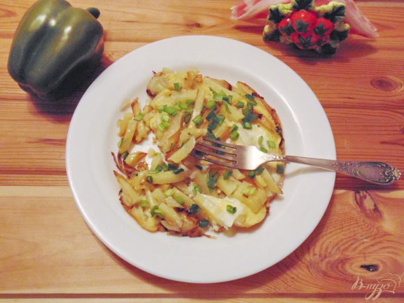 Фото приготовление рецепта: Картофель жареный с луком и яйцами шаг №7