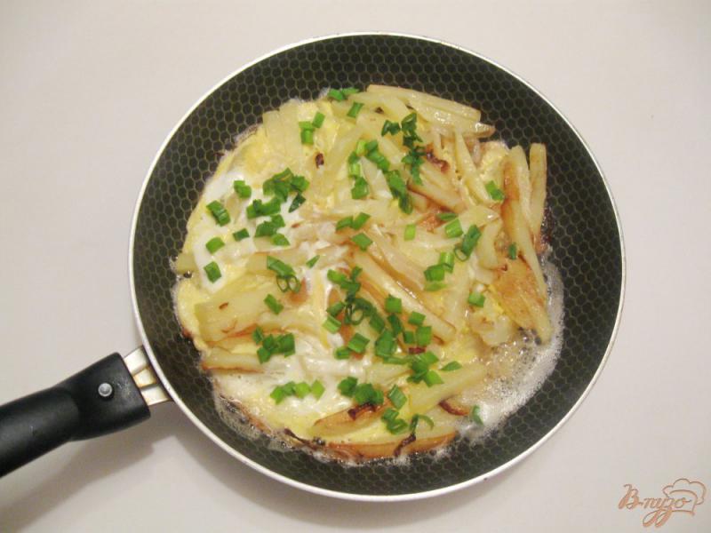 Фото приготовление рецепта: Картофель жареный с луком и яйцами шаг №6