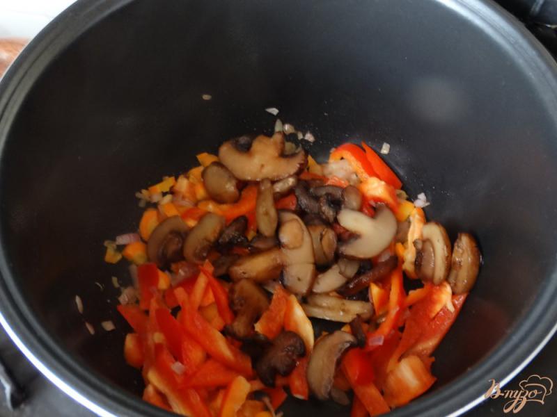 Фото приготовление рецепта: Печень тушеная с грибами и овощами шаг №3