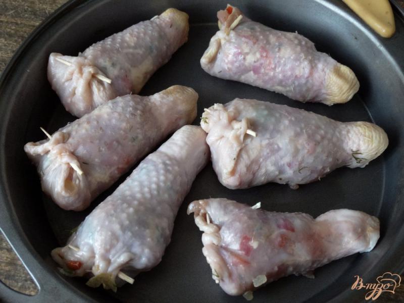 Фото приготовление рецепта: Куриные голени фаршированные болгарским перцем шаг №8