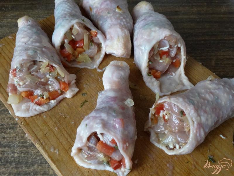 Фото приготовление рецепта: Куриные голени фаршированные болгарским перцем шаг №7
