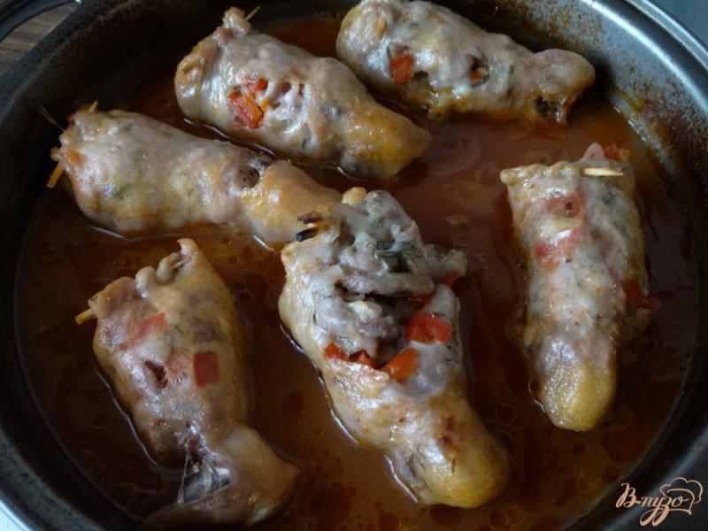 Фото приготовление рецепта: Куриные голени фаршированные болгарским перцем шаг №10
