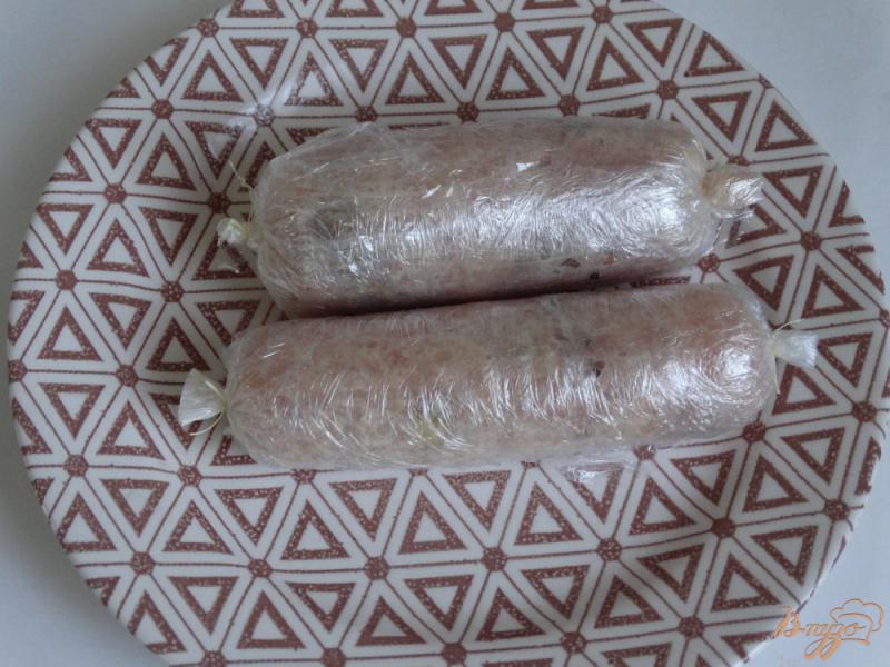 Фото приготовление рецепта: Домашние куриные колбаски с фисташками шаг №5