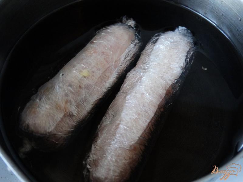 Фото приготовление рецепта: Домашние куриные колбаски с фисташками шаг №6