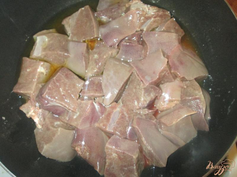 Фото приготовление рецепта: Печень свиная жареная с луком и морковью шаг №4