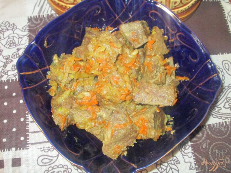 Фото приготовление рецепта: Печень свиная жареная с луком и морковью шаг №6
