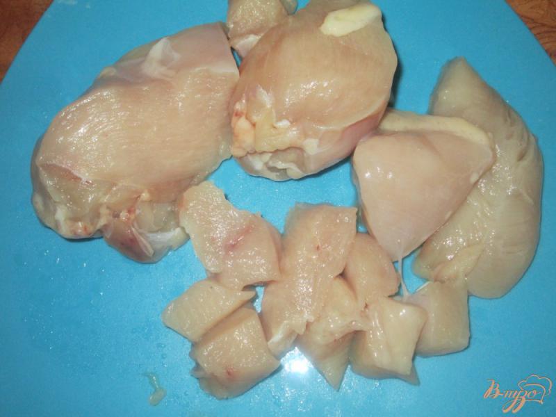 Фото приготовление рецепта: Куриные фрикадельки в сырно-сметаном соусе шаг №1