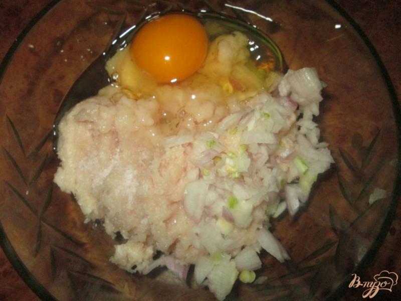 Фото приготовление рецепта: Куриные фрикадельки в сырно-сметаном соусе шаг №4
