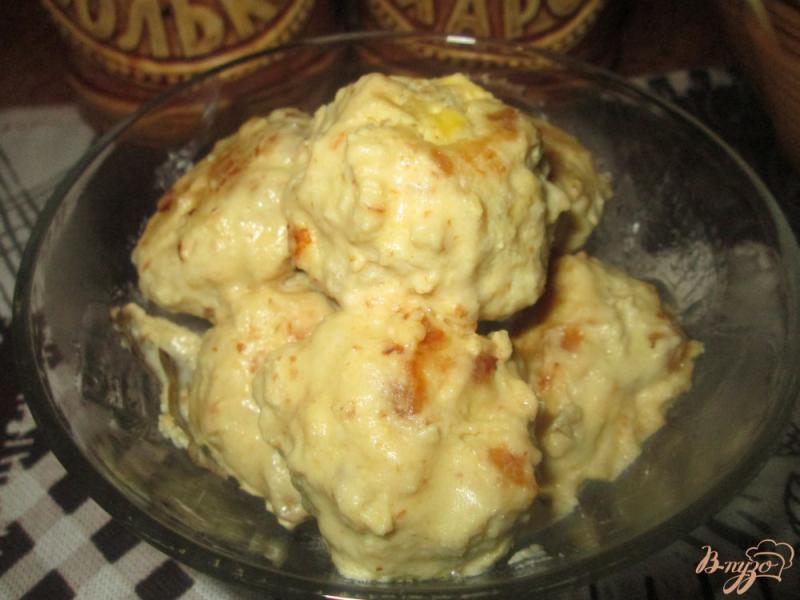 Фото приготовление рецепта: Куриные фрикадельки в сырно-сметаном соусе шаг №8