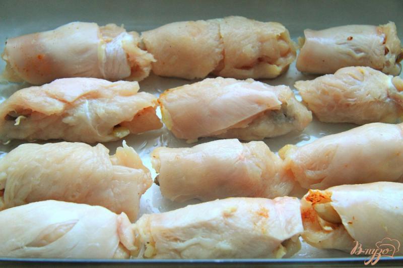 Фото приготовление рецепта: Куриные рулетики из грудки с грибами и сыром шаг №6