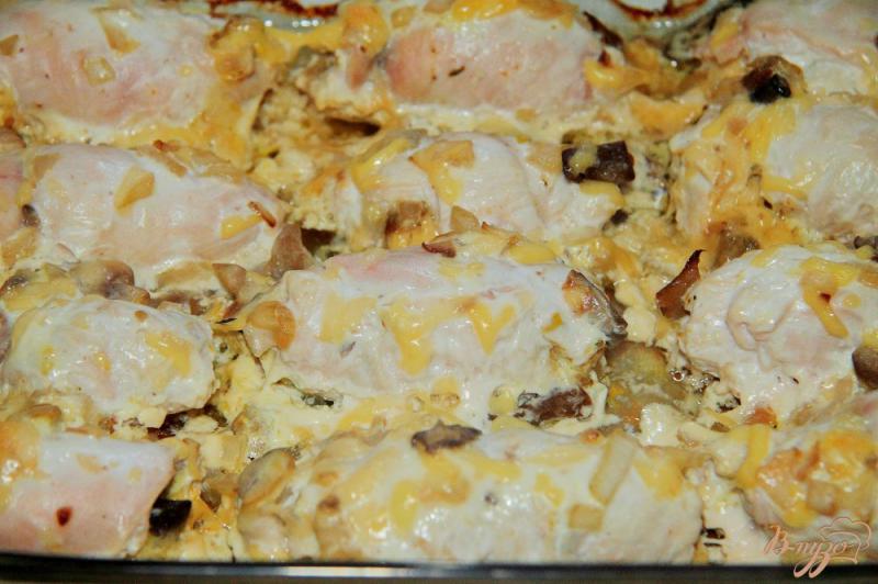 Фото приготовление рецепта: Куриные рулетики из грудки с грибами и сыром шаг №8