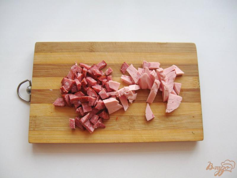 Фото приготовление рецепта: Рассольник с маринованными кабачками и колбасой шаг №5
