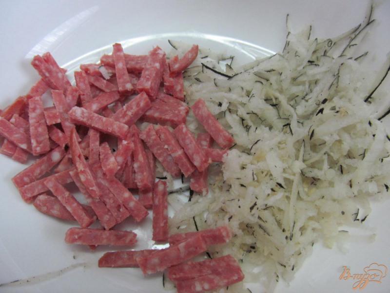 Фото приготовление рецепта: Салат с редькой и копченой колбасой шаг №1