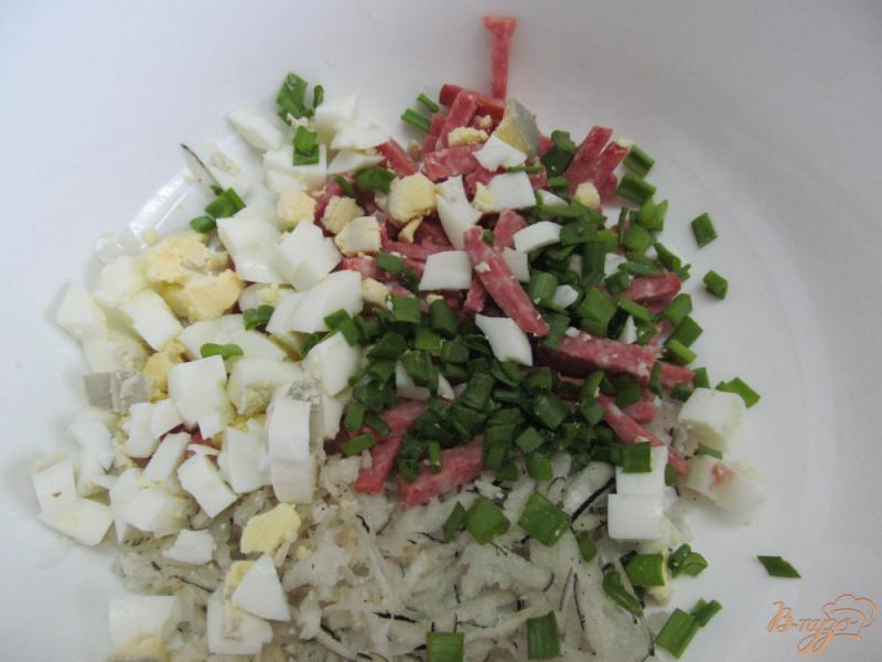 Фото приготовление рецепта: Салат с редькой и копченой колбасой шаг №2