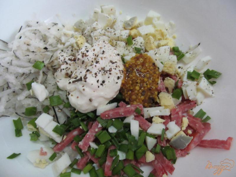 Фото приготовление рецепта: Салат с редькой и копченой колбасой шаг №3