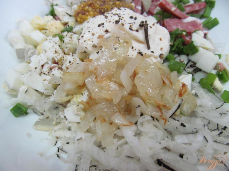 Фото приготовление рецепта: Салат с редькой и копченой колбасой шаг №5