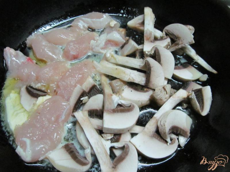 Фото приготовление рецепта: Паста с курицей и грибами шаг №1
