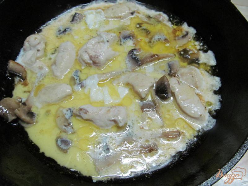 Фото приготовление рецепта: Паста с курицей и грибами шаг №3