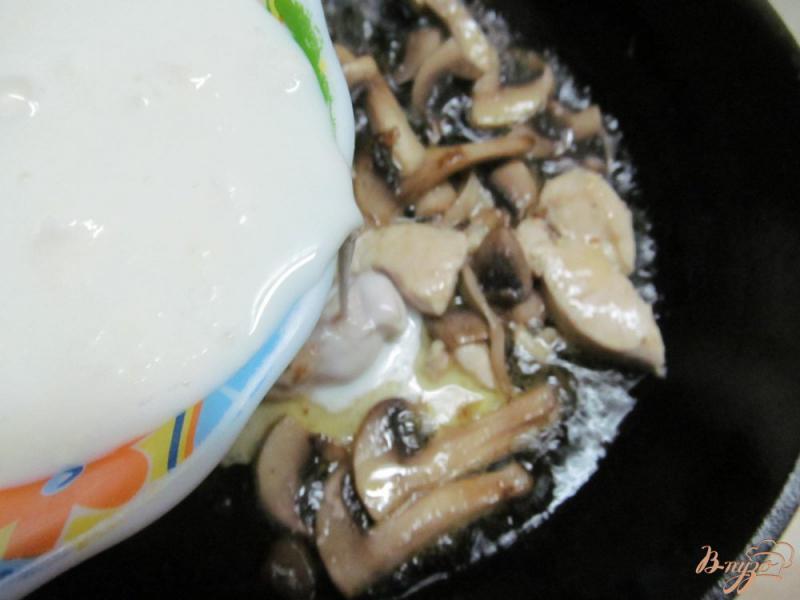 Фото приготовление рецепта: Паста с курицей и грибами шаг №2