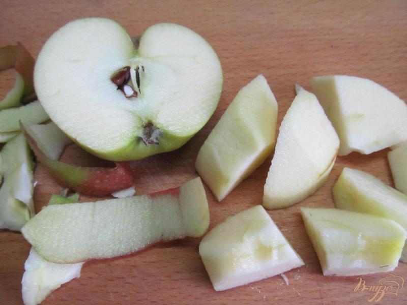 Фото приготовление рецепта: Смузи из малины со шпинатом и яблоком шаг №2