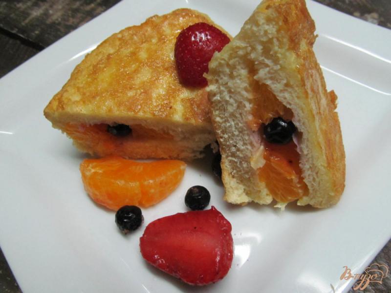 Фото приготовление рецепта: Французские тосты с ягодами шаг №6
