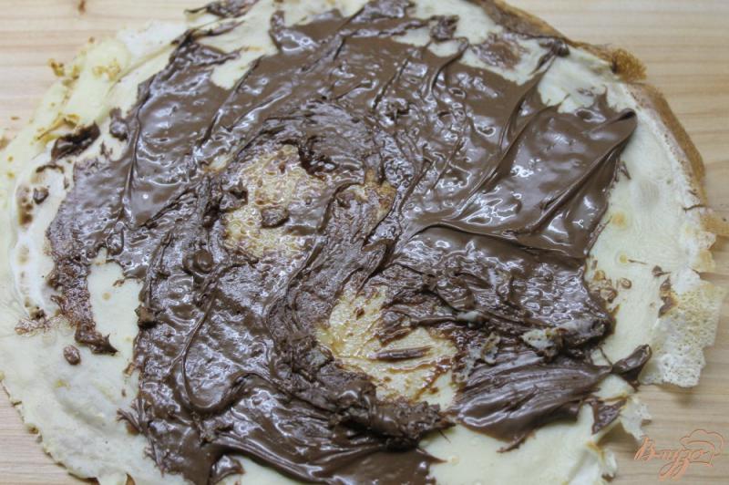 Фото приготовление рецепта: Блины с ореховой пастой и шоколадом шаг №3