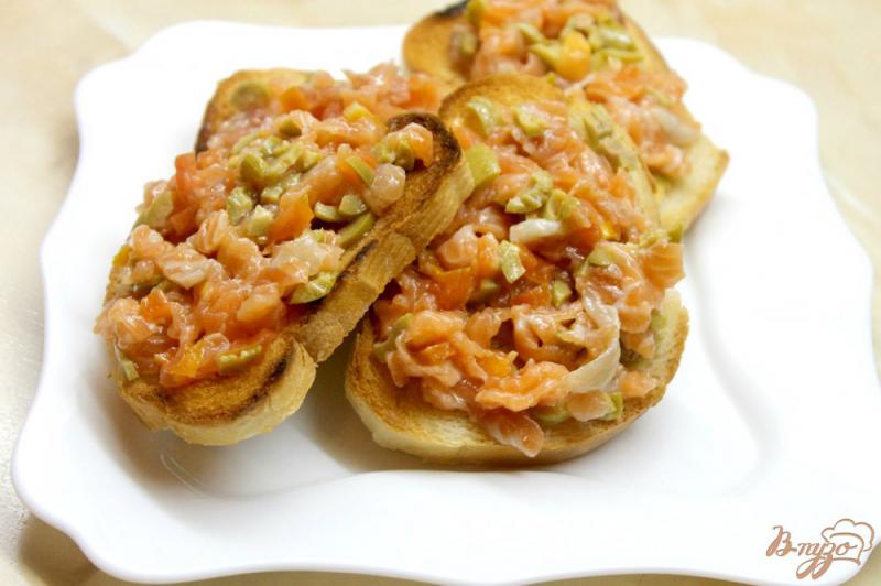 Фото приготовление рецепта: Бутерброды с слабосоленым лососем, помидорами и оливками шаг №5