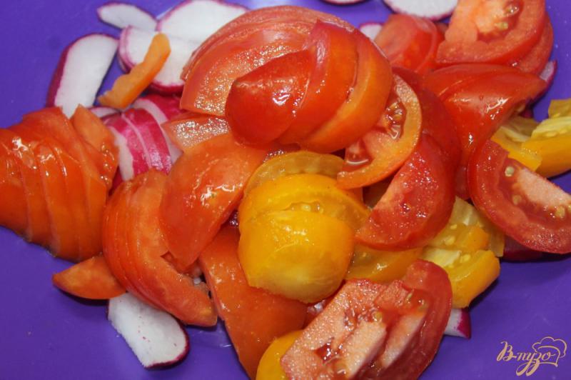 Фото приготовление рецепта: Овощной салат с редисом  и маринованным луком шаг №2