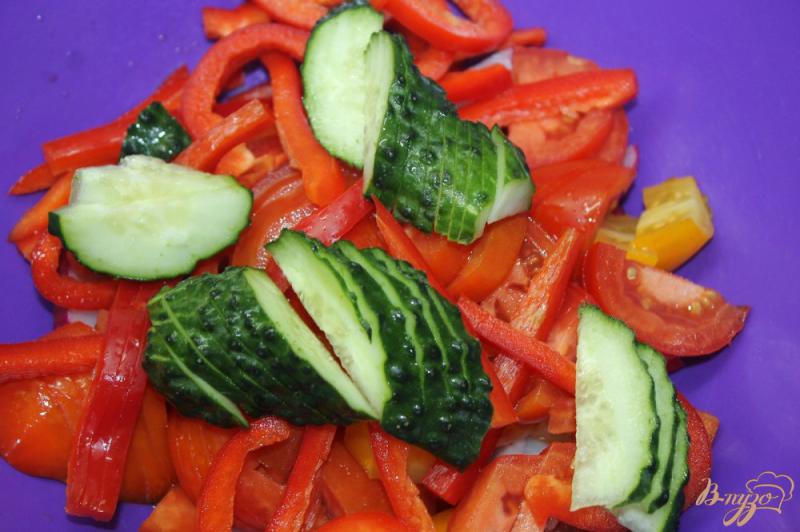 Фото приготовление рецепта: Овощной салат с редисом  и маринованным луком шаг №4